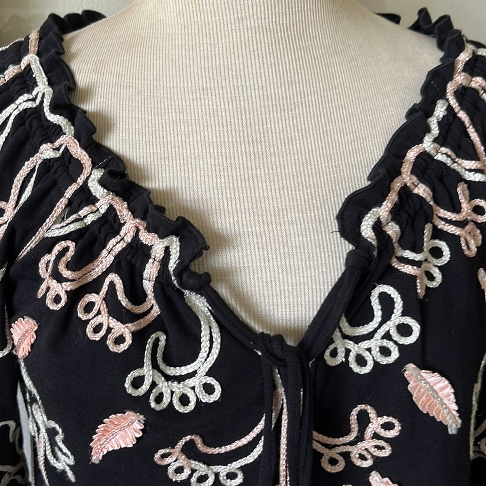 Lauren Michelle Black Top with Embroidered Floral Pattern Size L